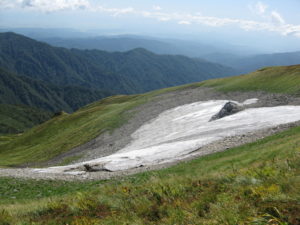 ９月後半なのにまだ雪が残っている