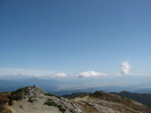 本山のテン場と磐梯山・会津盆地