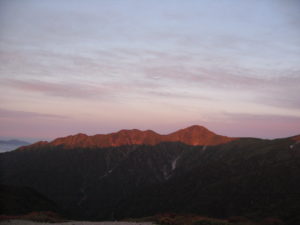 朝日に染まる大日岳