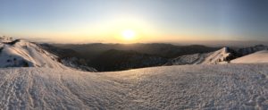 朝陽を浴びながら丸山岳へのビクトリーロードを歩く