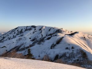 朝陽に照らされる丸山岳