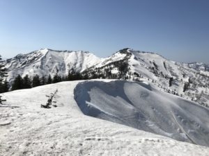 窓明山と坪入山の間の鞍部から見た坪入山