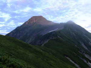 朝陽を浴びる笠ヶ岳