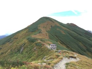 梅花皮小屋と梅花皮岳