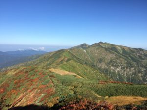 天狗岳から北股岳方面を振り返る