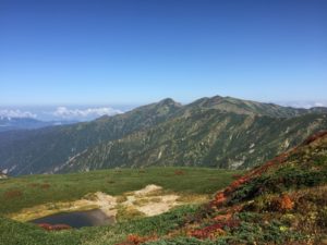 文平の池と北股岳方面