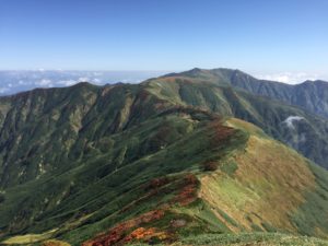 大日岳山頂から飯豊本山を望む