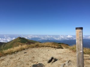 大日岳山頂の道標と西大日岳