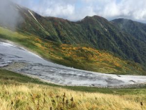 残雪と草履塚